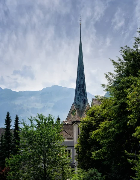 Kyrkans torn mot de schweiziska Alperna — Stockfoto