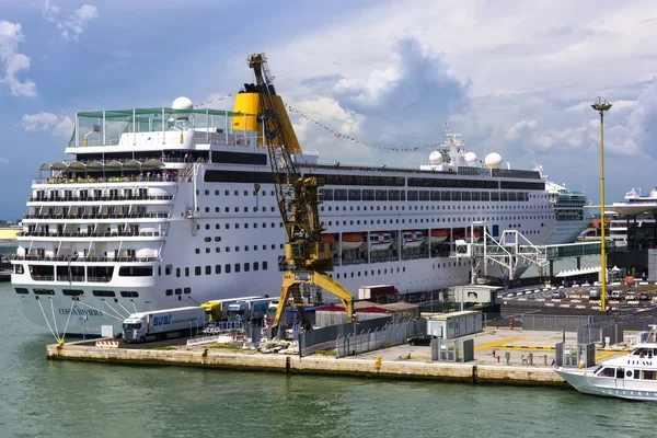 Cruise Ship Docked in Venice — Stock Photo, Image