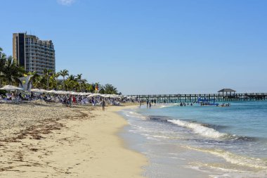 Nassau, Bahamalar - 1 Mart 2018: Nassau, Bahama Adaları plajda tatillerini zevk turist.