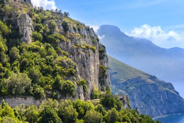Amalfi Kıyı şeridinde Rüzgarlı Yollar