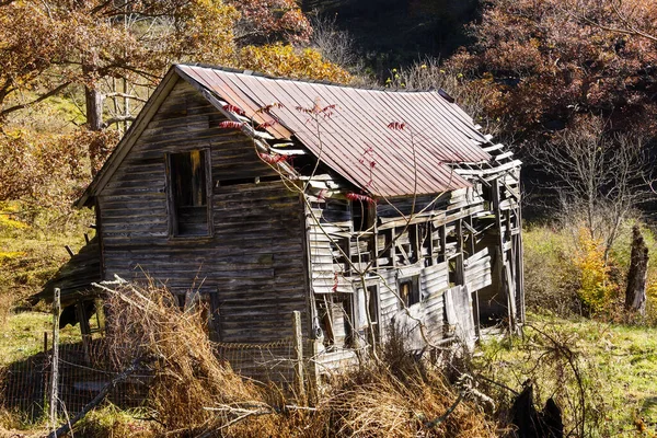 Régi pajta szerkezete meg az őszi vidéken — Stock Fotó