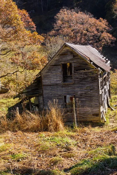 Vecchia struttura fienile ambientata nella campagna autunnale — Foto Stock