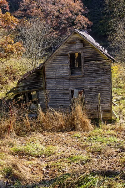 Gamla ladugården struktur inställd på hösten Countryside — Stockfoto