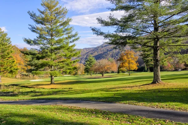 Красочный пейзаж поля для гольфа — стоковое фото