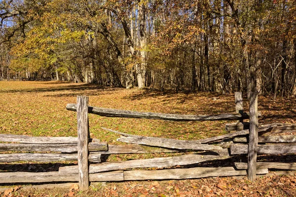 Naturer färger i höst och trasiga trästaket — Stockfoto