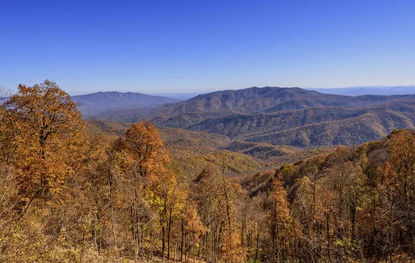 Colores otoñales y cordilleras — Foto de Stock