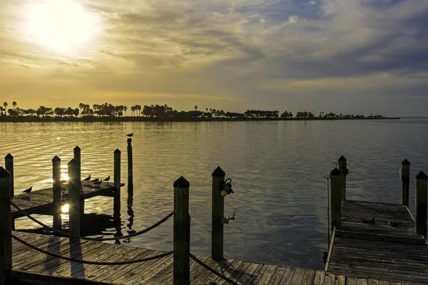 Luz da noite e céu na Baía de Tampa, Flórida — Fotografia de Stock