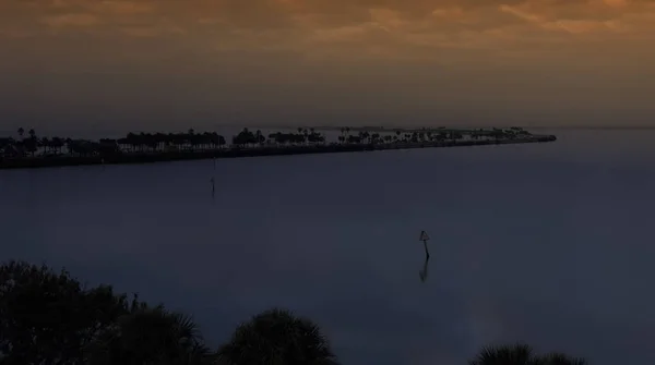 Luz nocturna y cielo en Tampa Bay, Florida — Foto de Stock