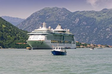 Gemi Kotor Körfezi 'ne demir attı.