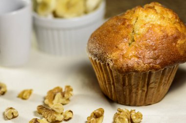 Kahvaltı için taze muzlu fındıklı kek.