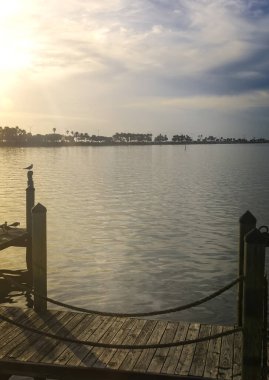 Güneş ufukta Tampa Körfezi, Florida 'da batıyor.