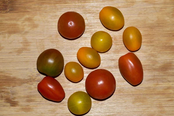 Surtido Coloridos Tomates Cherry Sobre Fondo Madera — Foto de Stock