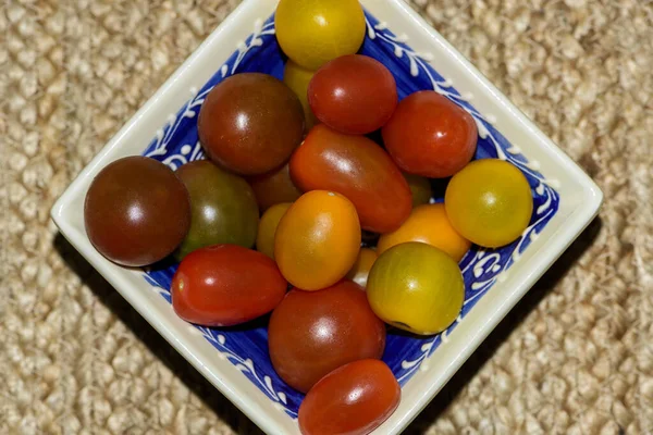 Cuenco Cuadrado Lleno Varios Colores Tomates Cherry — Foto de Stock
