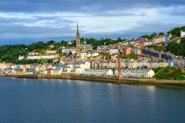 Cobh, İrlanda ve St. Colmans Katedrali 'nin balıkçı köyünün kıyı suları