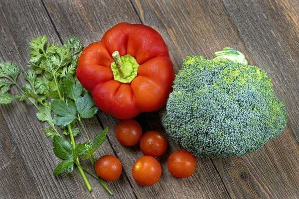 Verscheidenheid Aan Verse Biologische Groenten Kruiden Een Houten Tafel — Stockfoto