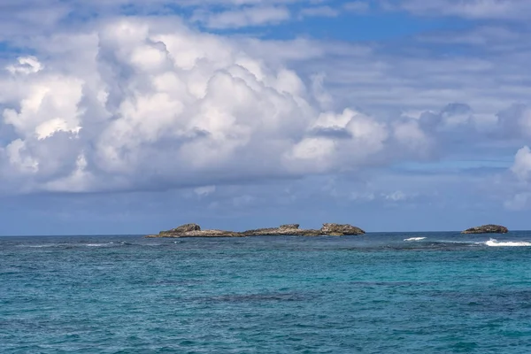 プエルトリコ島の海岸線沖のカリブ海での岩の形成 — ストック写真