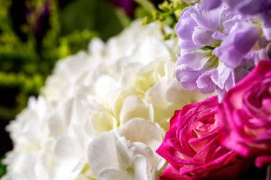 Renkli bir gösteride ortanca ve güller de dahil olmak üzere bir buket bahar çiçeği