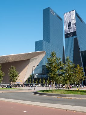 Rotterdam Merkez İstasyonu'na ve yüksek katlı ofis binası