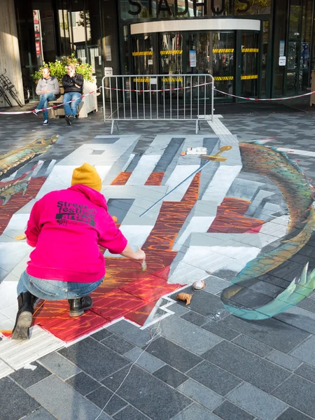 Arte callejero mostrando ilusión óptica — Foto de Stock