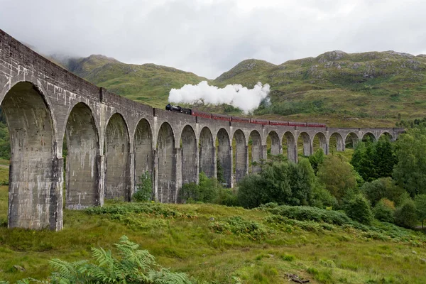 İskoçya 'nın dağlık bölgelerinde Glenfinnan viyadükü — Stok fotoğraf