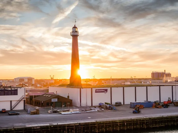 El sol se pone sobre el puerto de IJmuiden — Foto de Stock