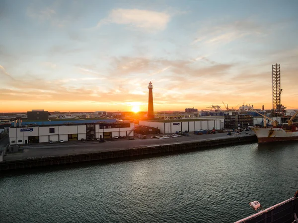 El sol se pone sobre el puerto de IJmuiden — Foto de Stock