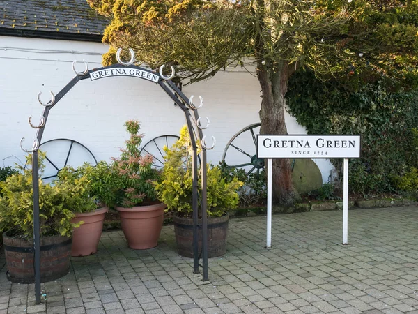 Hochzeitsbogen und Schild bei gretna green — Stockfoto