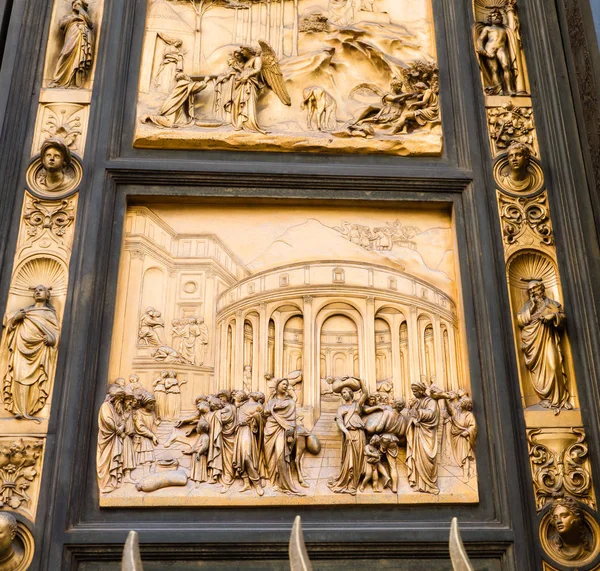 Panel na východní dveře baptisterium ve Florencii, Itálie — Stock fotografie