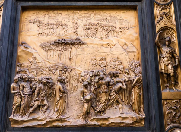 Панель на восточной двери Баптистерия во Флоренции, Италия — стоковое фото