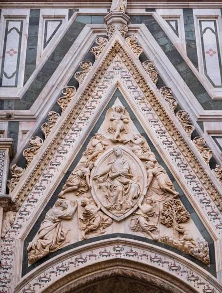 Carving van Madonna van de gordel bij portaalsite van Florence Kathedraal — Stockfoto