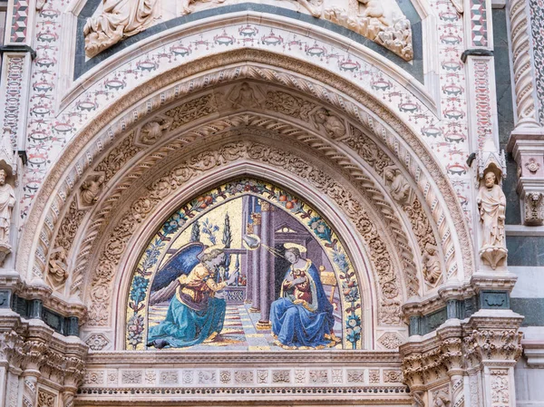 Anunciación en la puerta Mandorla en la Catedral de Florencia, Italia — Foto de Stock