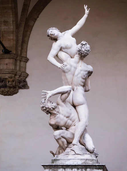 Standbeeld van de verkrachting van de Sabijnse vrouwen in Florence, Italië — Stockfoto