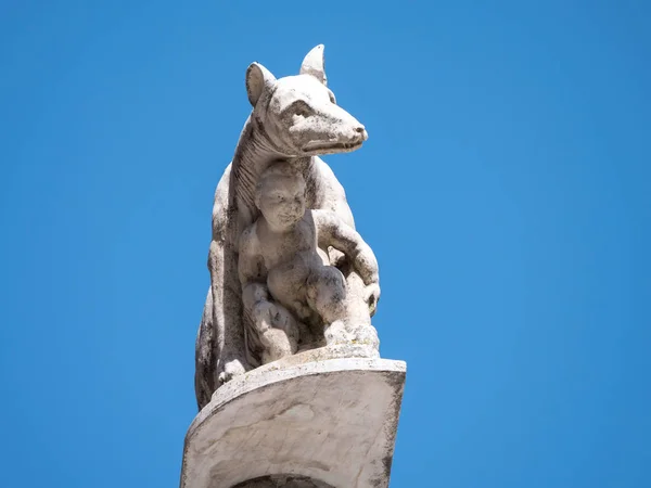 Статуя Капитолийского волка в Сиене — стоковое фото