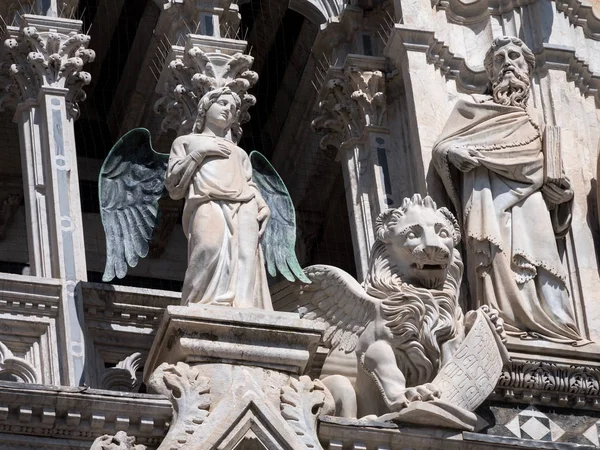 Statues of angel, lion and philosopher at Siena Cathedral — Stock Photo, Image