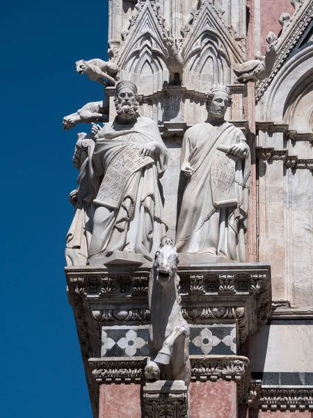 Sochy na fasádě západního Siena cathedral — Stock fotografie