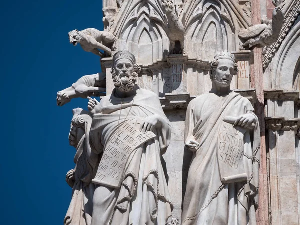 Sochy na fasádě západního Siena cathedral — Stock fotografie