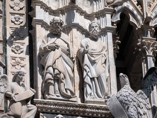 Posągi na zachodniej fasadzie katedry w Sienie — Zdjęcie stockowe