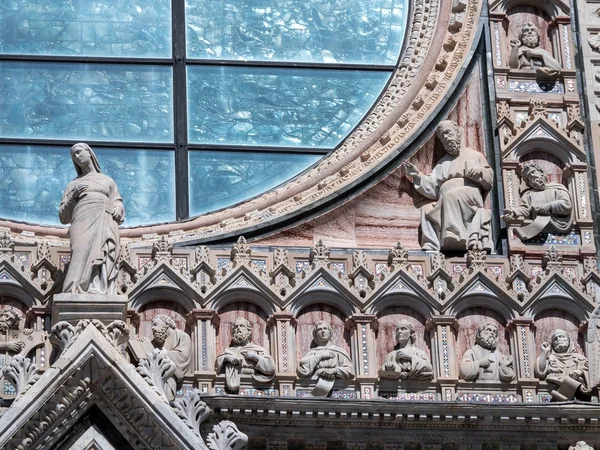 Statues at the west facade of Siena cathedral — Stock Photo, Image