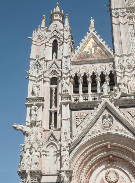 Västfasaden av katedralen i Siena — Stockfoto