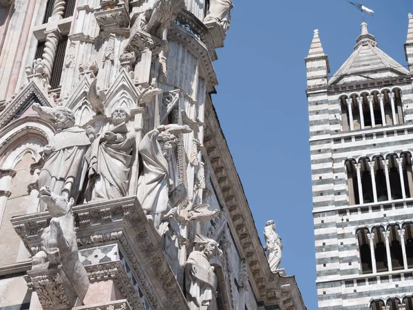 Utsidan av Sienas katedral — Stockfoto