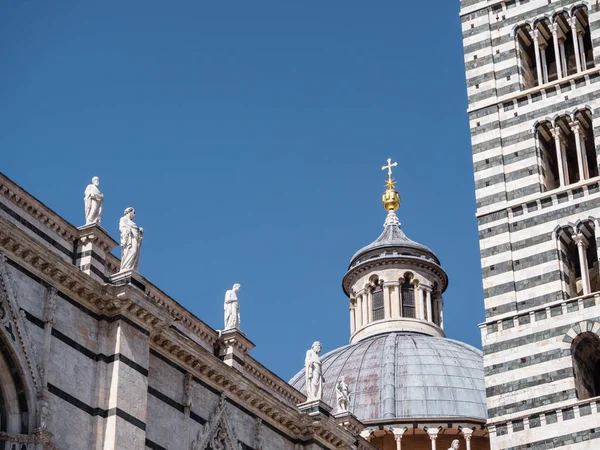 Utsidan av Sienas katedral med kopulan och bell tower — Stockfoto