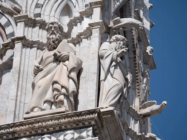 Sculptures of philiophers on exterior of Siena Cathedral — Stock Photo, Image