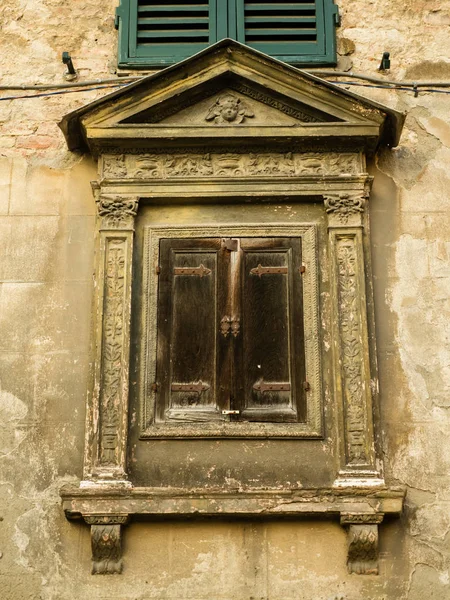 Gamla fönster och träluckor i italienska street — Stockfoto