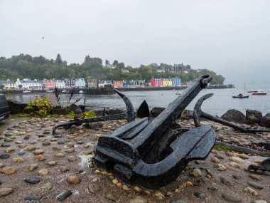 Oda arka planda İskoç Tobermory şehrin eski çapa
