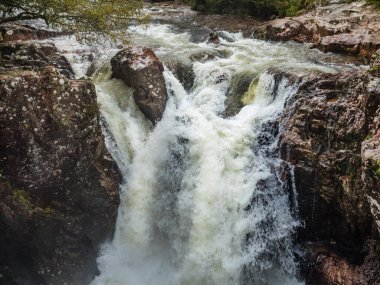 Glen Etive İskoçya'da Glen Coe alanında şelale