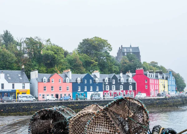 Vissersmanden met uitzicht op de Schotse Tobermory stad op de achtergrond — Stockfoto