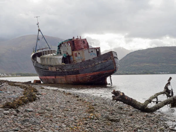 Trosečníci rybářské lodě poblíž Corpach, Fort William, Skotsko — Stock fotografie