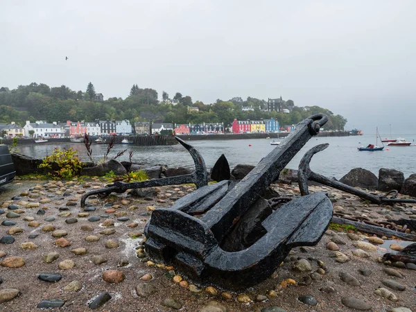 Antiguo ancla con vista de la ciudad escocesa de Tobermory en el fondo — Foto de Stock