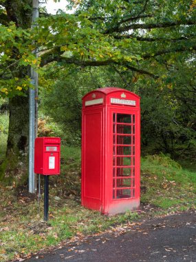Geleneksel kırmızı telefon ve Uk posta kutusu
