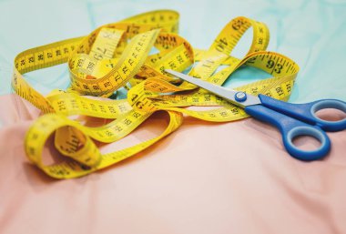 Santimetre ve kumaş makas.